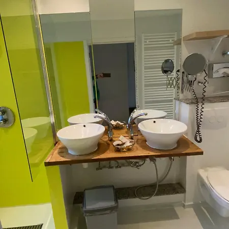 Hotell De Backer 3*